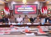KONFERENSI PERS KASUS TUMBANG KALEMEI, KAPOLDA SEBUTKAN FAKTA 3 PERSONEL SATRESNARKOBA TEWAS DIKEROYOK SAJAM LALU JENAZAH DI BUANG KE SUNGAI.