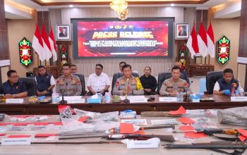 KONFERENSI PERS KASUS TUMBANG KALEMEI, KAPOLDA SEBUTKAN FAKTA 3 PERSONEL SATRESNARKOBA TEWAS DIKEROYOK SAJAM LALU JENAZAH DI BUANG KE SUNGAI.
