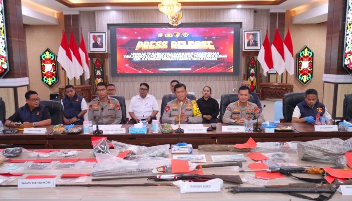 KONFERENSI PERS KASUS TUMBANG KALEMEI, KAPOLDA SEBUTKAN FAKTA 3 PERSONEL SATRESNARKOBA TEWAS DIKEROYOK SAJAM LALU JENAZAH DI BUANG KE SUNGAI.