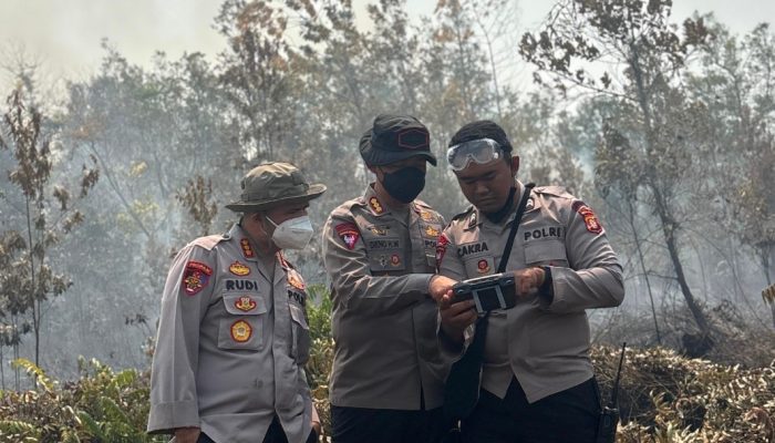 SATBRIMOB POLDA KAL – TENG PASANG SUMUR BOR UNTUK DUKUNG PEMADAMAN KARHUTLA.
